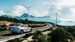 Véhicule électrique roulant dans une route de montagne au Canada
