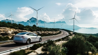Véhicule électrique roulant dans une route de montagne au Canada
